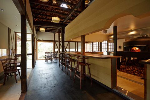 吹き抜けの天井が開放的なカフェ