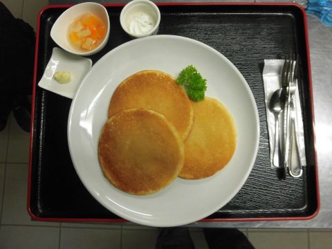 二人で楽しくお話を！当店開発のオリジナルレシピのパンケーキ