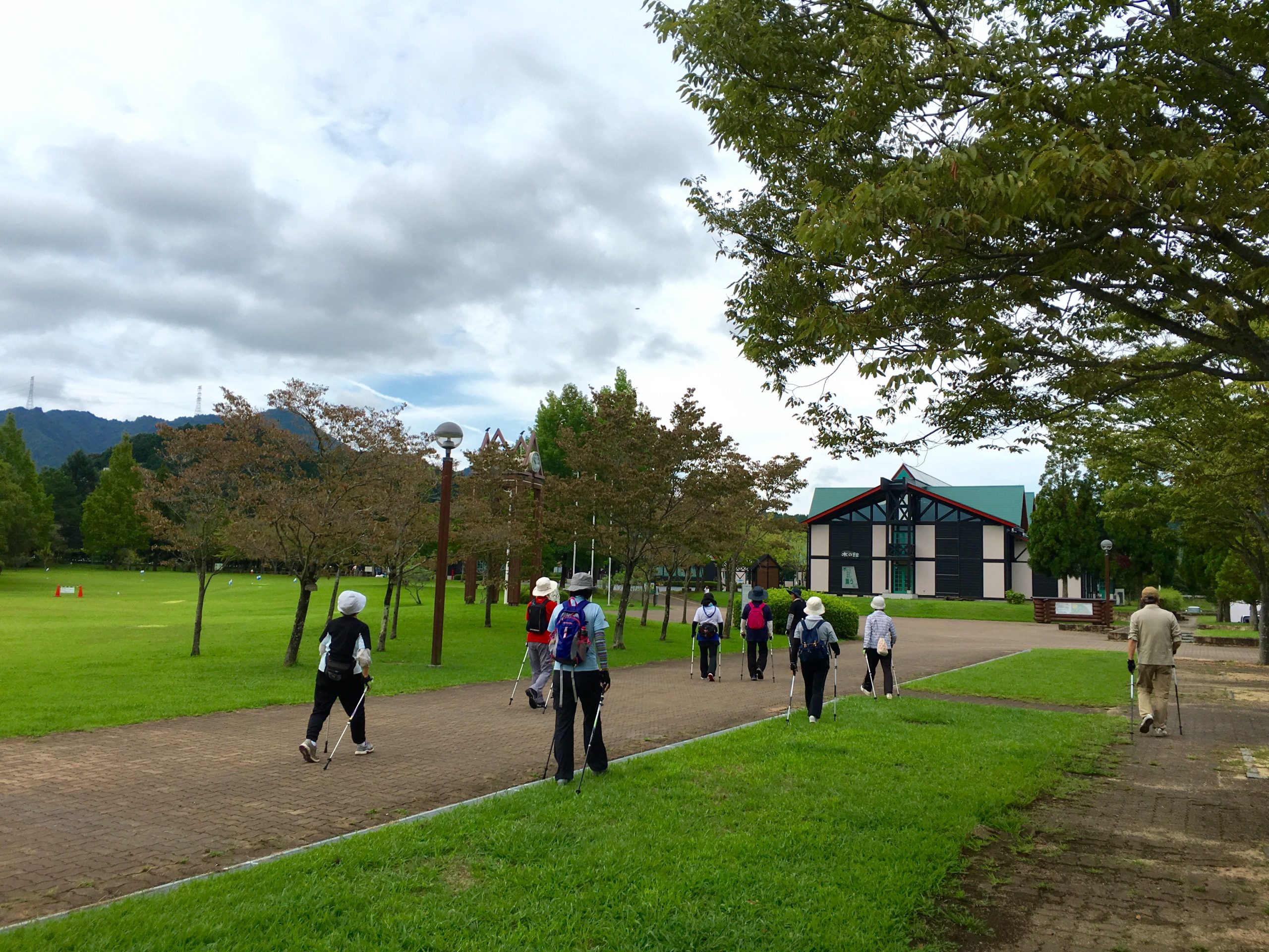 年齢性別問わず、公園で楽しくノルディックウォーキング講習会