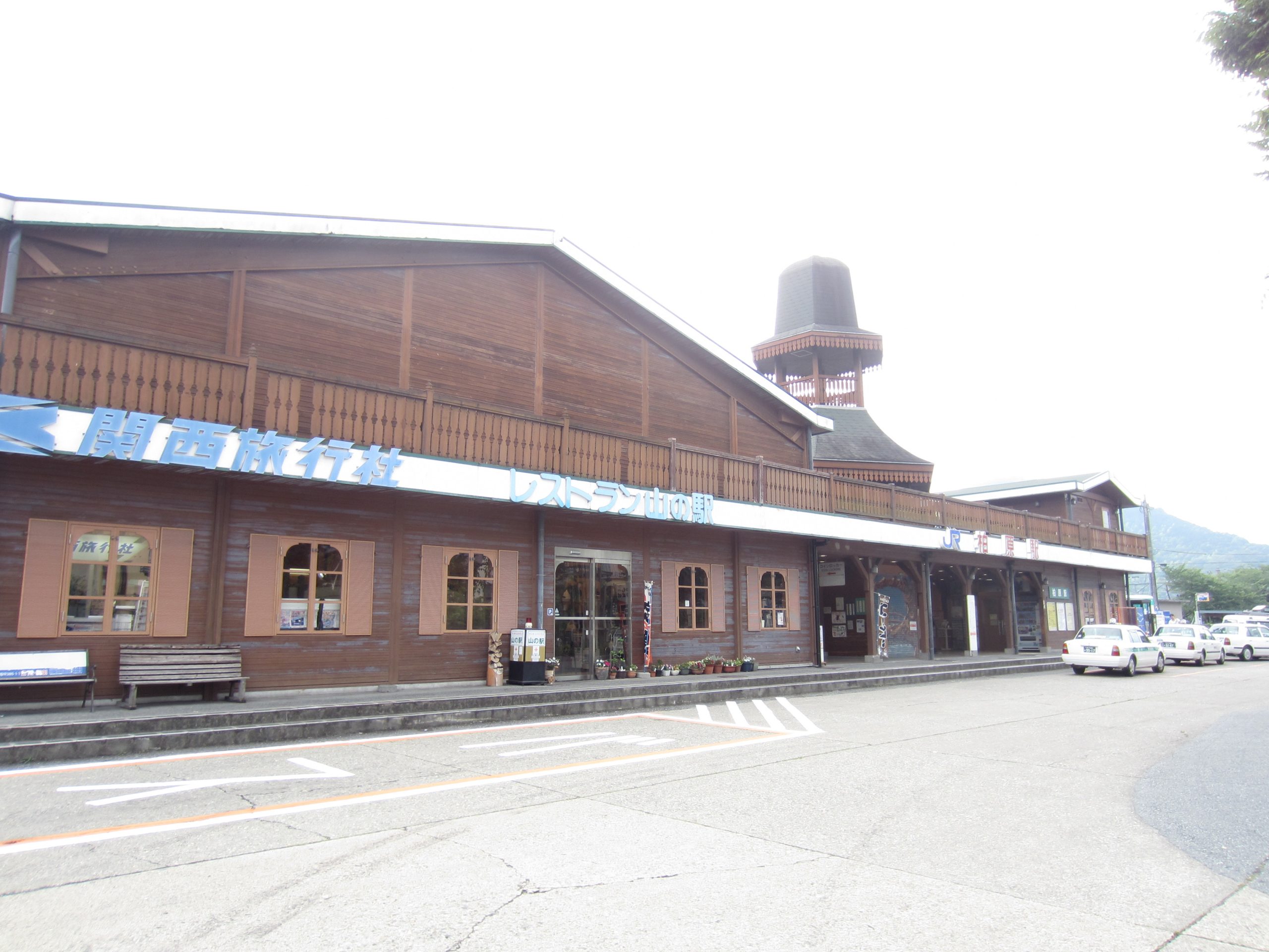 　 こじんまり可愛らしい駅舎です